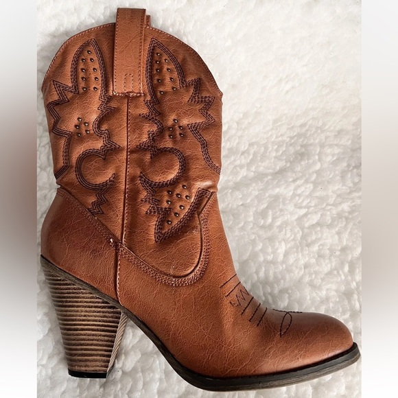 MIA Western Heeled Cowgirl Studded Boots w/Stitching
Brown Bronze Dressy Boots 8 - Picture 6 of 16